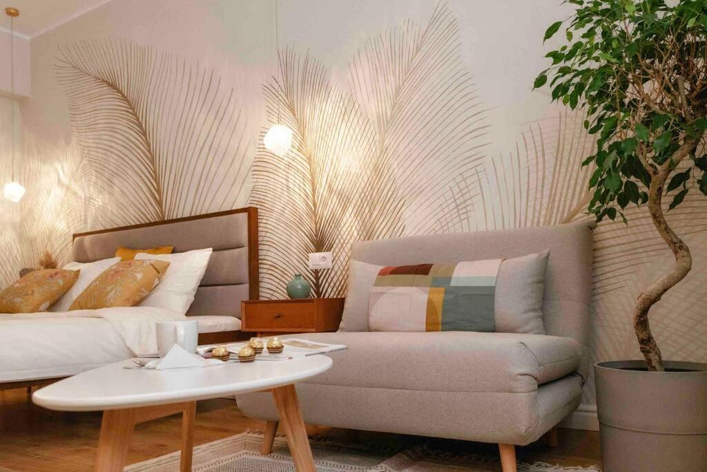 Bright - Location - Old Town + Netflix בוקרשט