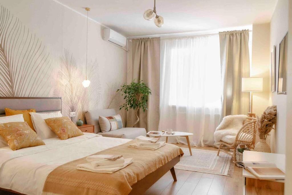 Bright - Location - Old Town + Netflix בוקרשט