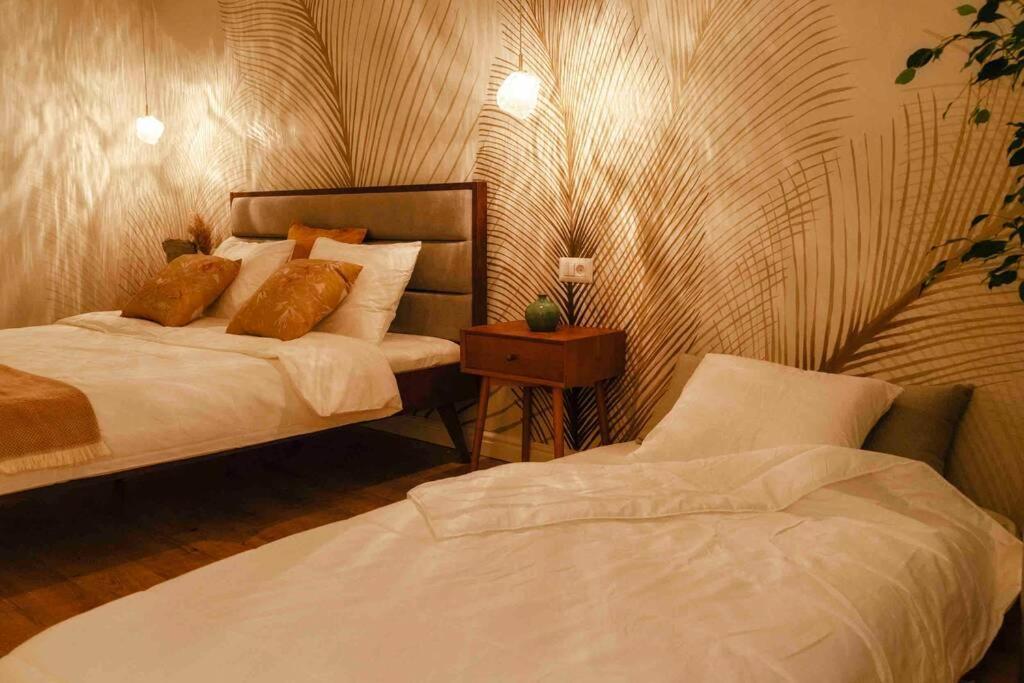 Bright - Location - Old Town + Netflix * בוקרשט